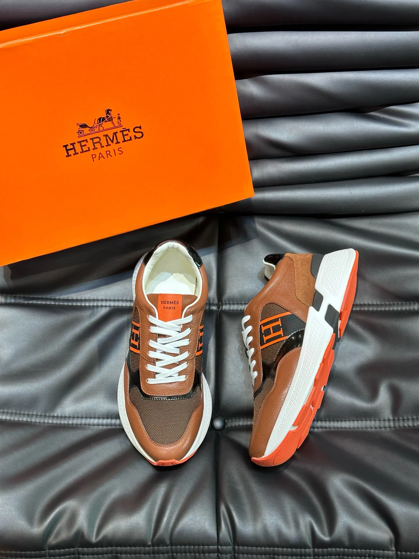 Factory price: 540💰HERMES/Hermes Hugo thick-soled sneakers are casual men's shoes. These sneakers are made of imported first-layer cowhide leather and breathable mesh design. The contrasting color design creates a dynamic and modern shape. The front end of the toe is decorated with natural-color rubber inlays. The style is novel and fashionable. The texture is incomparable, with cowhide lining and cowhide foot pads, the upper foot is comfortable and breathable, and the rubber sole is decorated with geometric patterns and iconic "H" details. A very personal one! Size: 39-44 (customized at 38.45)